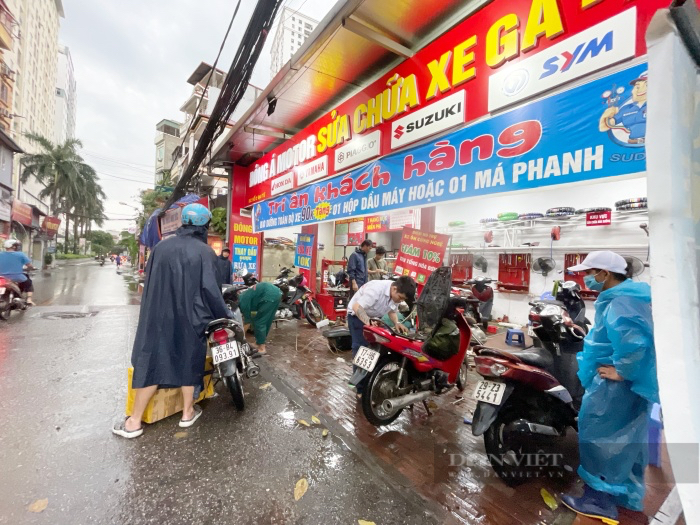 Cuộc sống người Hà Nội đảo lộn sau mưa dông cực lớn, xe chết máy dắt la liệt trên đường - Ảnh 10.