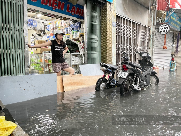 Cuộc sống người Hà Nội đảo lộn sau mưa dông cực lớn, xe chết máy dắt la liệt trên đường - Ảnh 3.