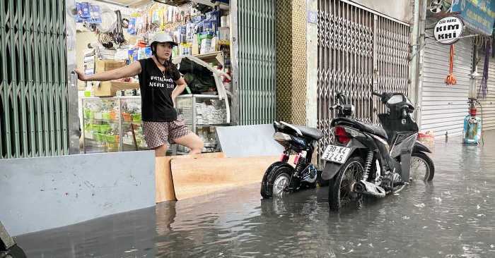 The life of Hanoians is turned upside down after a huge rainstorm, the car stalls on the road