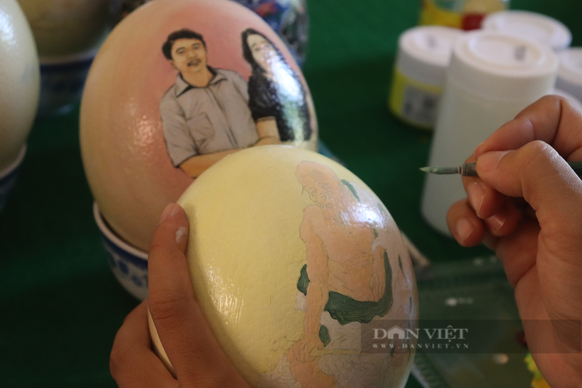 Hãy cùng chiêm ngưỡng hình ảnh trứng đà điểu to lớn làm say đắm các tín đồ yêu động vật! Với màu sắc độc đáo và hình dạng nổi bật, trứng đà điểu sẽ khiến bạn không thể rời mắt khỏi những chi tiết tinh xảo trên bề mặt trứng.