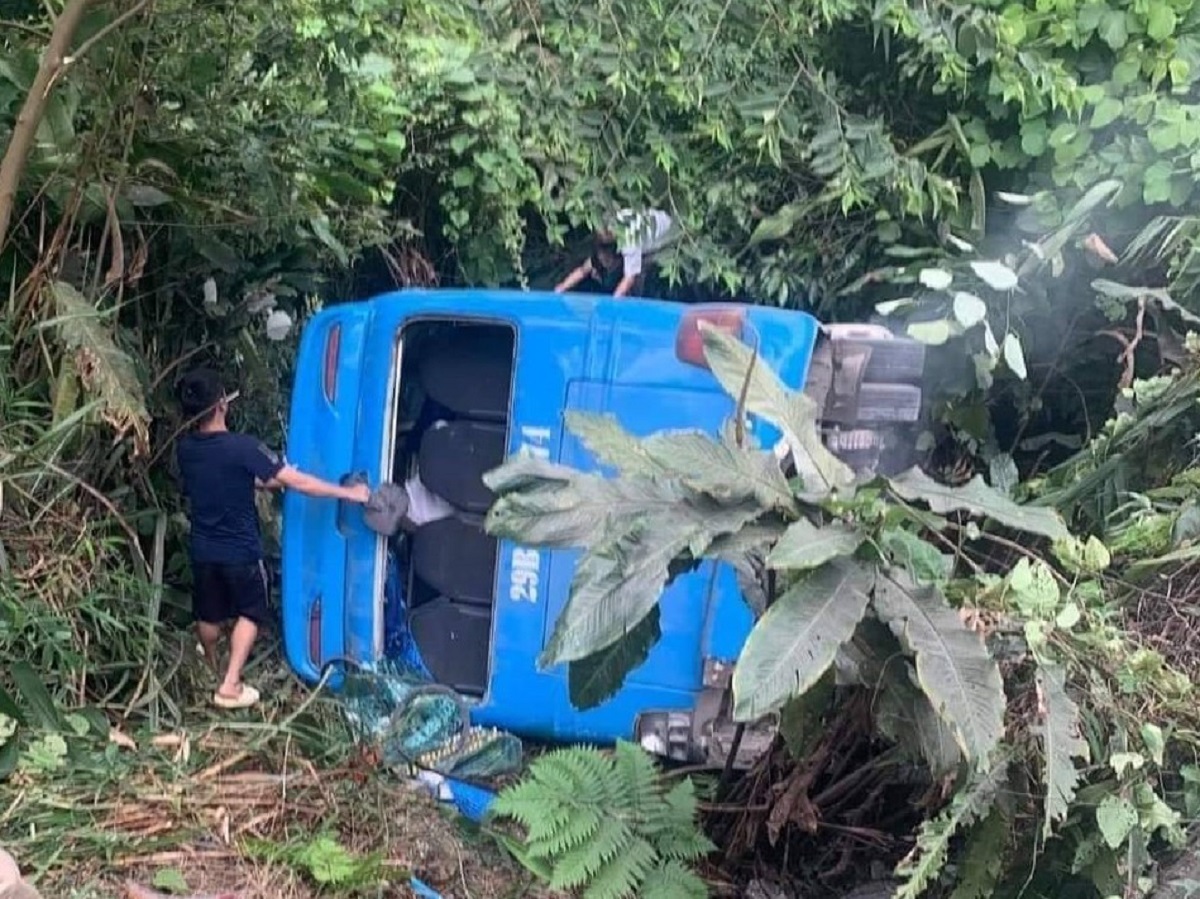 Xe khách chở 30 người mất lái lao xuống vệ đường ở Tam Đảo - Ảnh 1.
