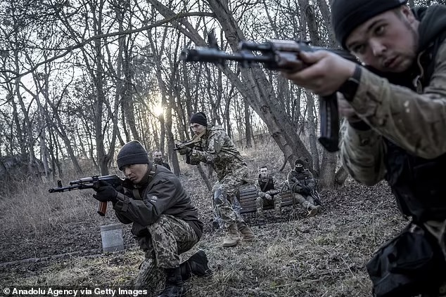 Ukraine tuyên bố tiêu diệt chỉ huy đại đội lính dù, phá hủy xe bọc thép chở đầy lính Nga - Ảnh 1.