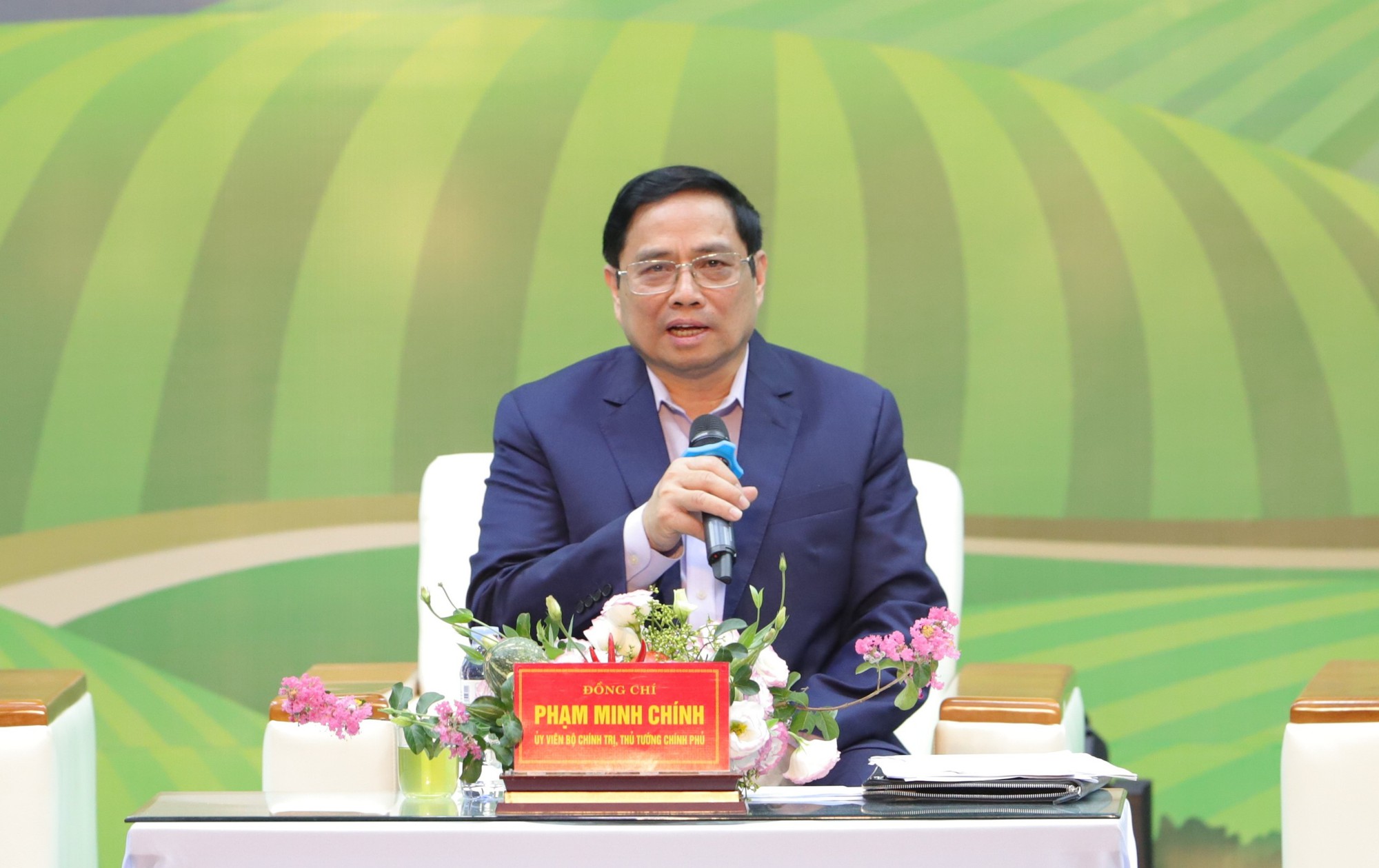 Đối thoại với Thủ tướng, bà Thái Hương đề xuất: &quot;Nên khuyến khích chuyển đổi sang trồng cây ăn trái và thảo dược” - Ảnh 2.