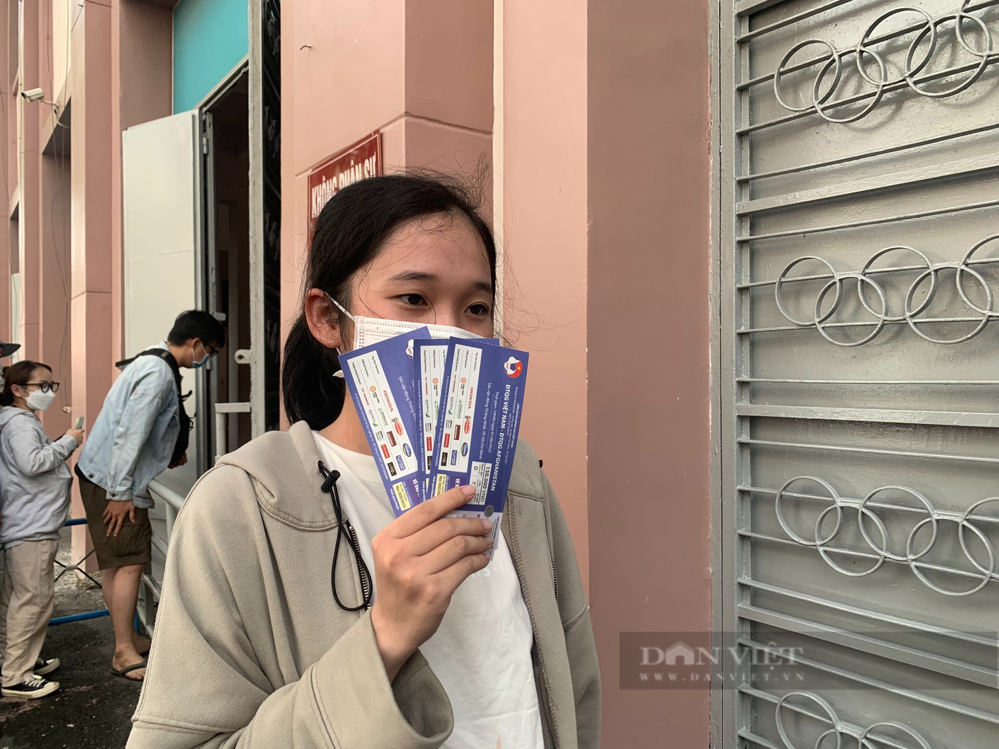 Hàng ngàn người hâm mộ xếp hàng mua vé xem đội tuyển Việt Nam đá giao hữu - Ảnh 14.
