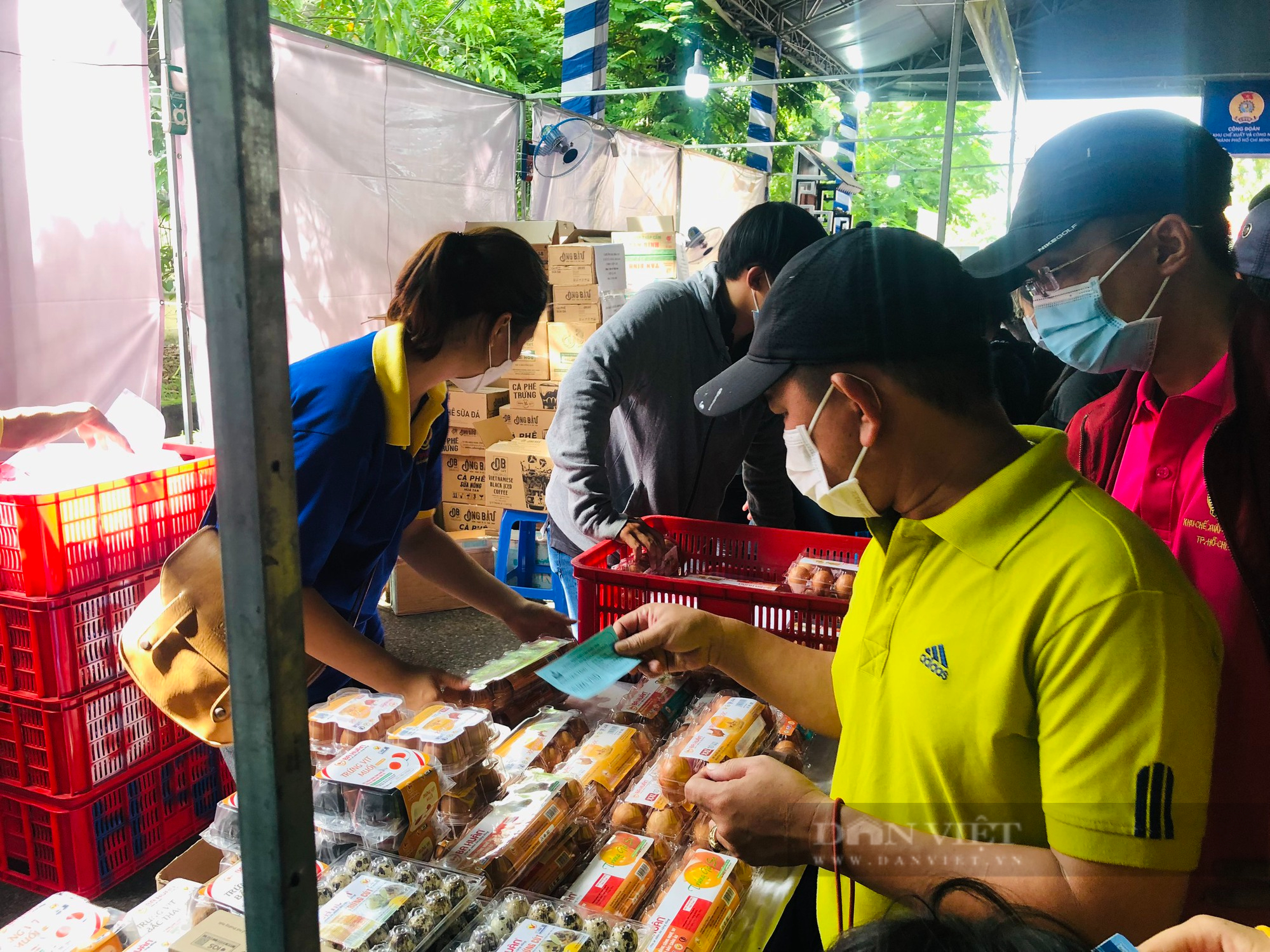 TP.HCM: Công nhân phấn khởi, tay xách nách mang tại &quot;ngày hội công nhân – phiên chợ nghĩa tình&quot; - Ảnh 2.