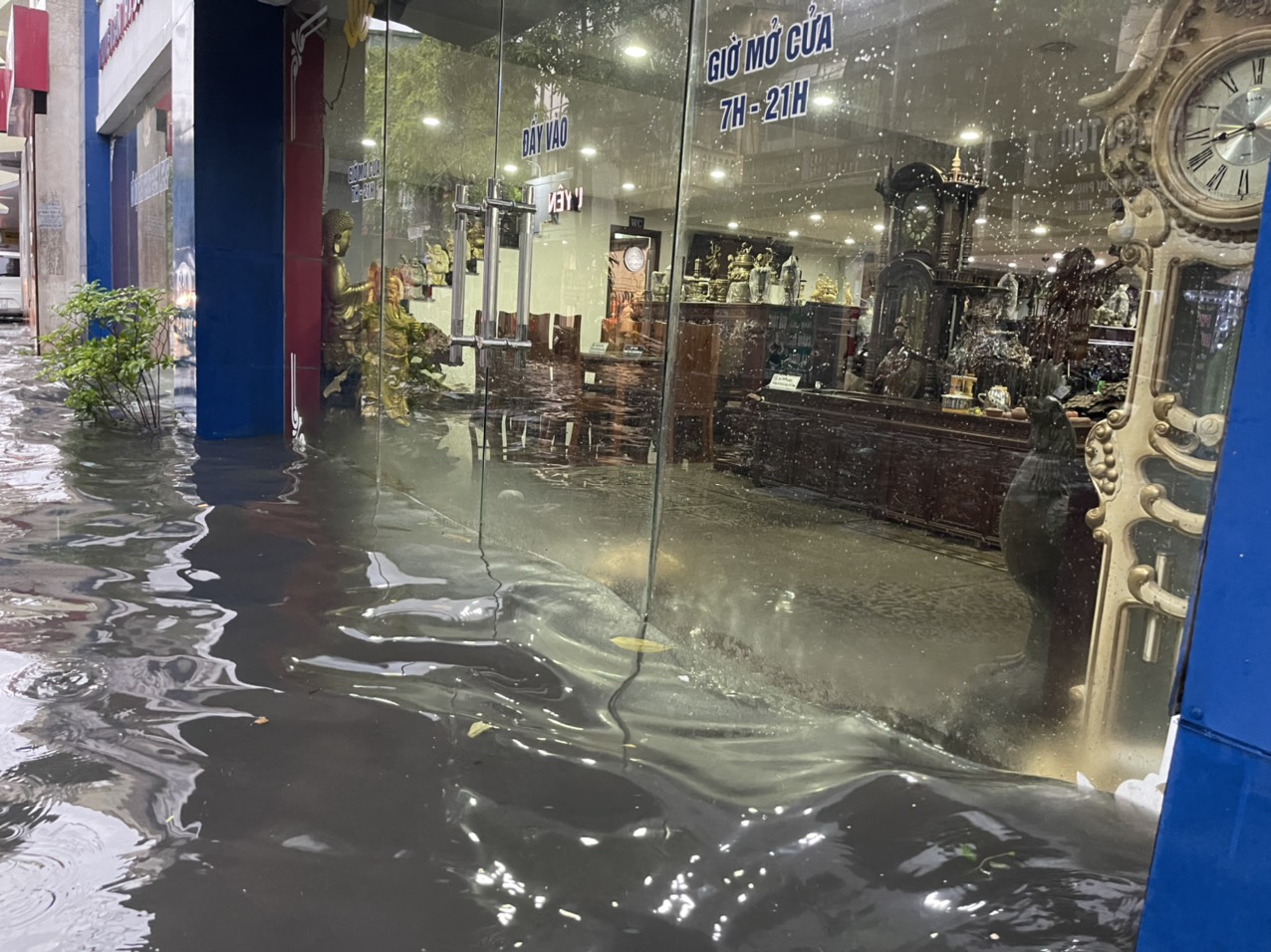 Đường phố Hà Nội ngập nặng sau cơn mưa, xe cộ &quot;bơi&quot; trong nước - Ảnh 10.