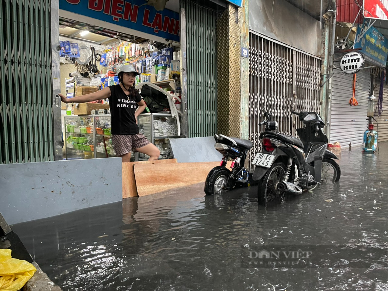 Đường phố Hà Nội ngập nặng trong cơn mưa, xe cộ &quot;bơi&quot; trong nước - Ảnh 6.