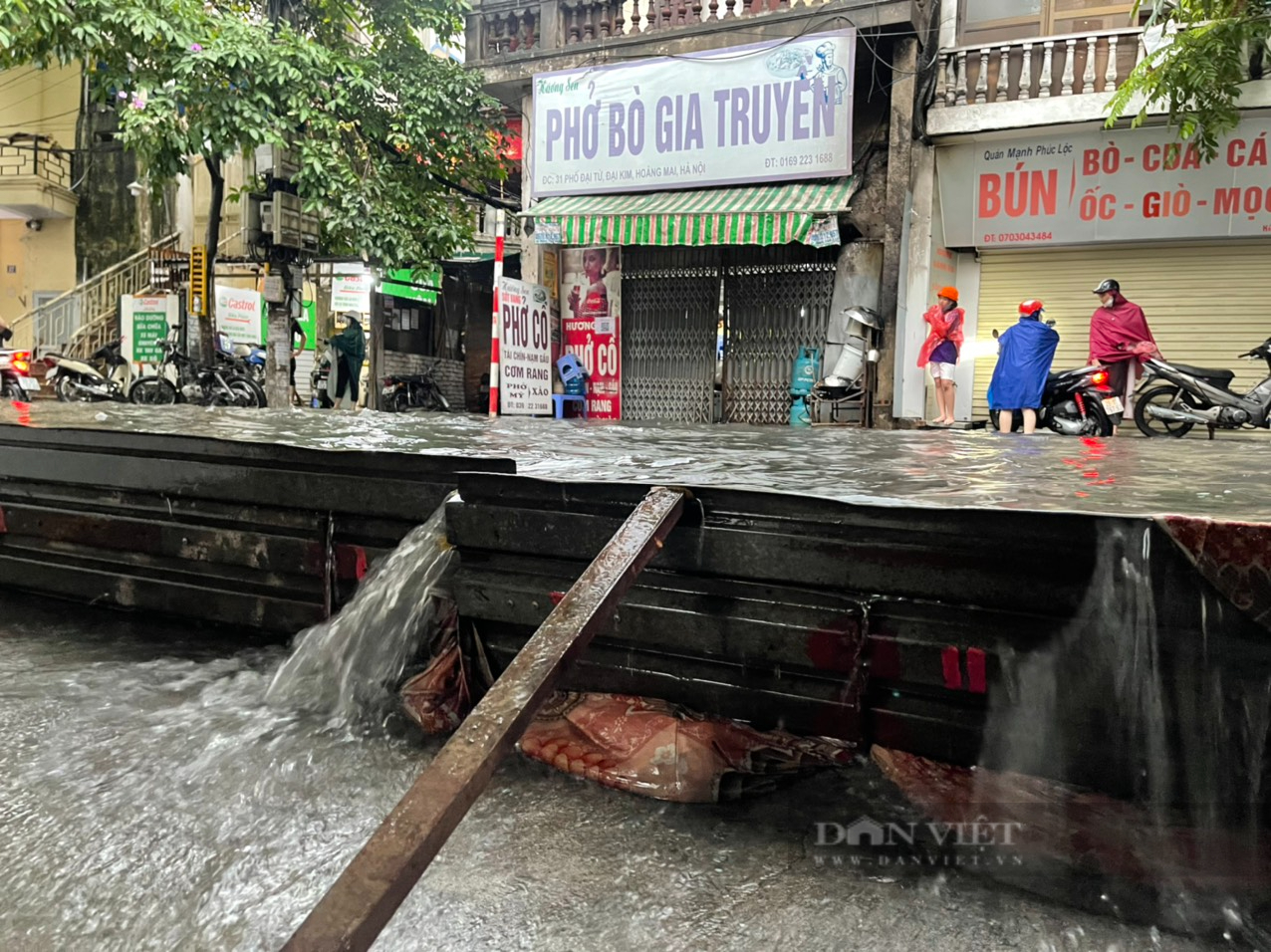 Đường phố Hà Nội ngập nặng trong cơn mưa, xe cộ &quot;bơi&quot; trong nước - Ảnh 9.