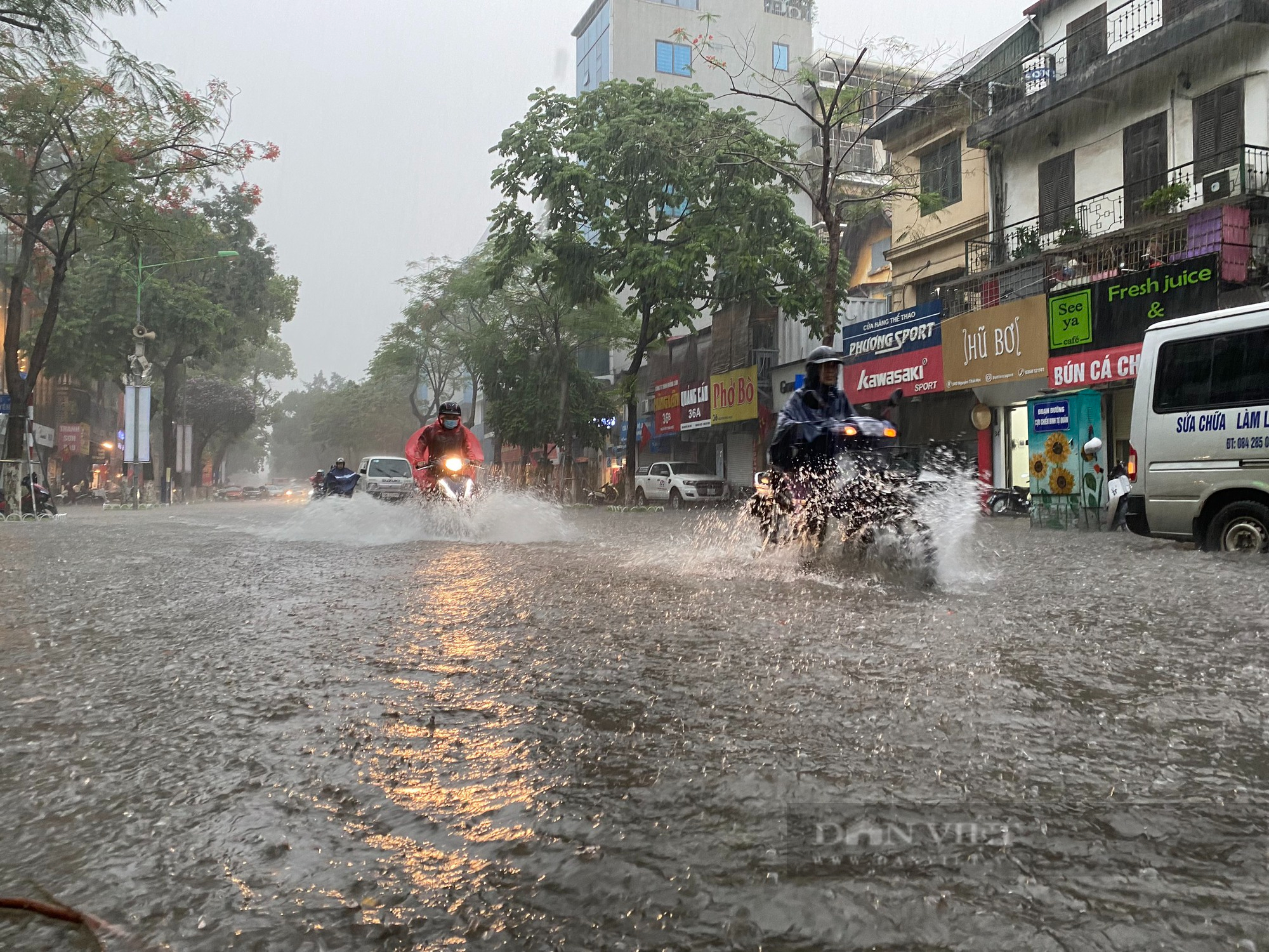Đường phố Hà Nội ngập nặng trong cơn mưa, xe cộ &quot;bơi&quot; trong nước - Ảnh 2.