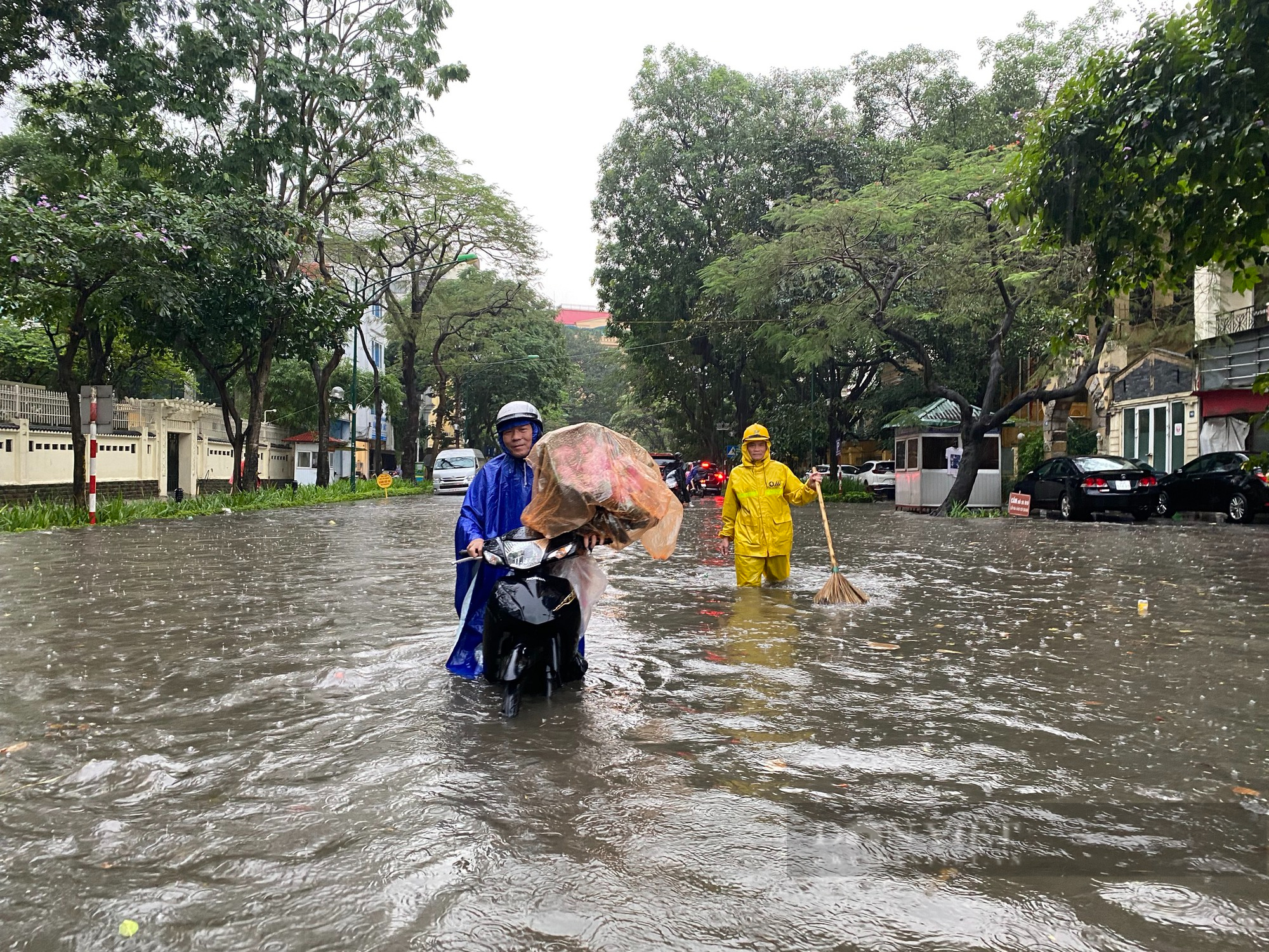 Đường phố Hà Nội ngập nặng trong cơn mưa, xe cộ &quot;bơi&quot; trong nước - Ảnh 8.