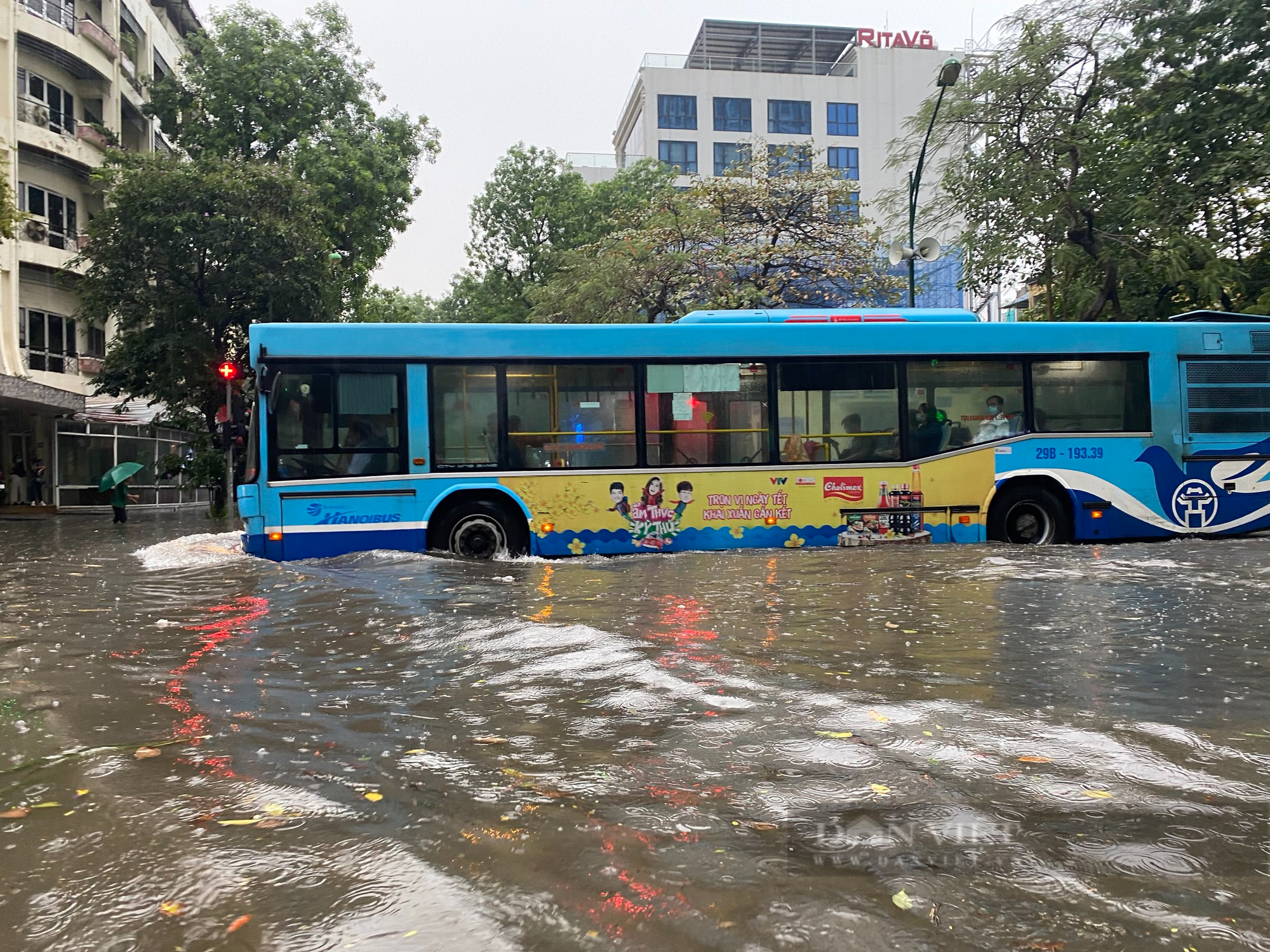 Đường phố Hà Nội ngập nặng trong cơn mưa, xe cộ &quot;bơi&quot; trong nước - Ảnh 3.
