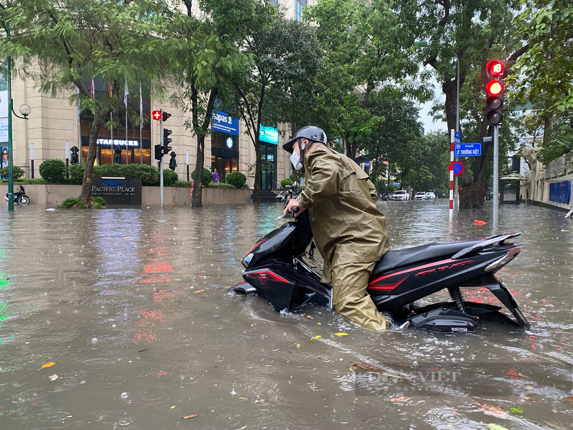 Đường phố Hà Nội ngập nặng trong cơn mưa, xe cộ &quot;bơi&quot; trong nước - Ảnh 5.