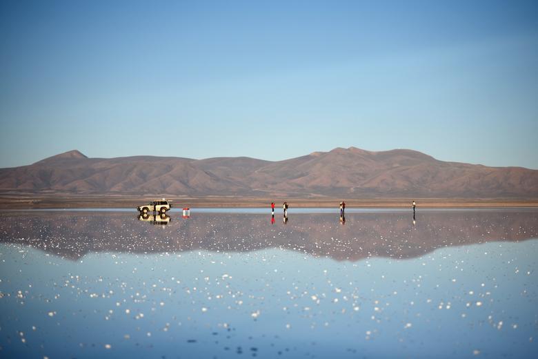 Cảnh siêu thực quanh cánh đồng muối lớn nhất thế giới - Ảnh 1.