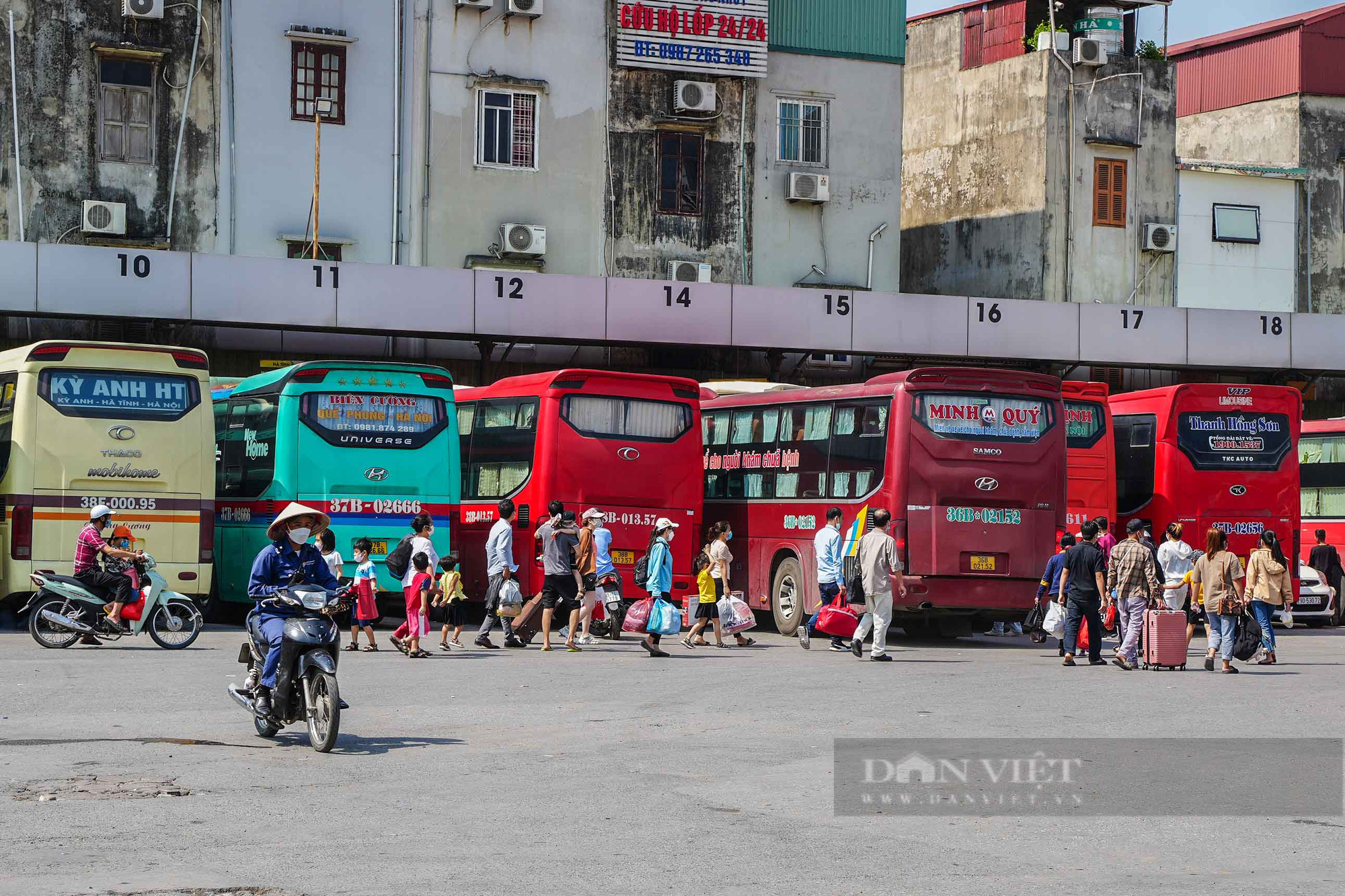 Người dân lỉnh kỉnh đồ đạc trở về Hà Nội sau 4 ngày nghỉ lễ - Ảnh 3.