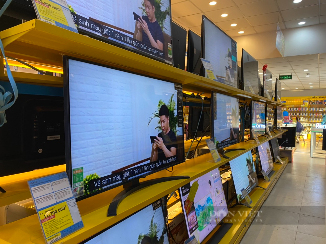 Hello summer, a series of smart TVs with big discounts in Vietnam - Photo 2.