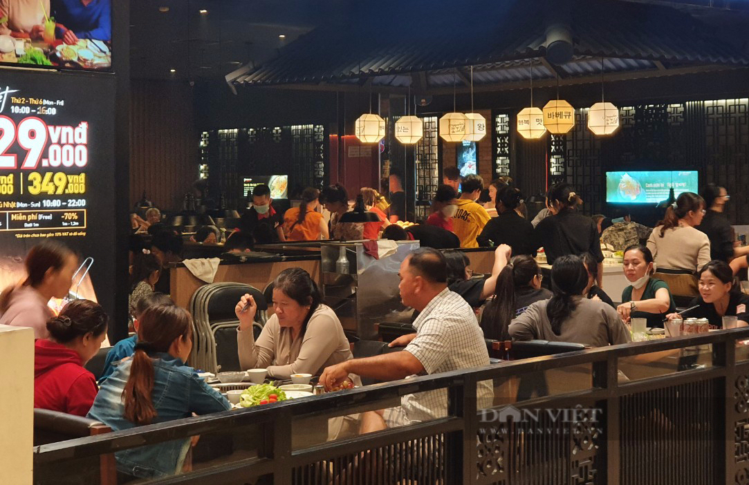 Quán ăn vỉa hè, cà phê, nhà hàng Sài Gòn kín bàn ngày cuối nghỉ lễ - Ảnh 5.