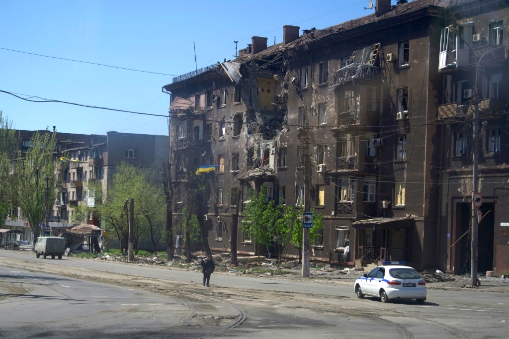 Dân thường Ukraine ở &quot;địa ngục&quot; Mariupol vật lộn tìm thức ăn, nước uống sống sót qua ngày - Ảnh 2.