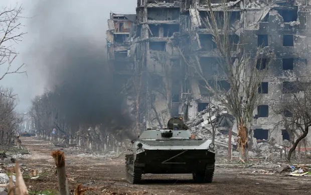 Dân thường Ukraine ở "chảo lửa" Mariupol vật lộn tìm thức ăn, nước uống để sống sót qua ngày
