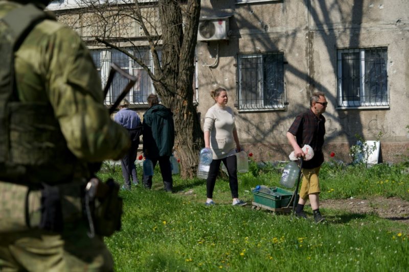 Dân thường Ukraine ở &quot;địa ngục&quot; Mariupol vật lộn tìm thức ăn, nước uống sống sót qua ngày - Ảnh 1.