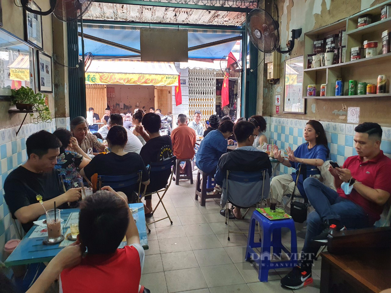 Quán ăn vỉa hè, cà phê, nhà hàng Sài Gòn kín bàn ngày cuối nghỉ lễ - Ảnh 3.