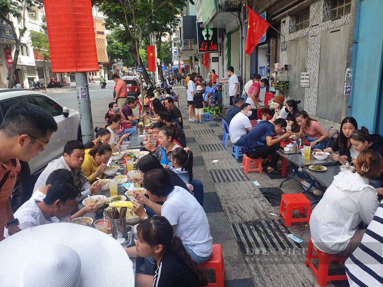 Quán ăn vỉa hè, cà phê, nhà hàng Sài Gòn kín bàn ngày cuối nghỉ lễ - Ảnh 2.