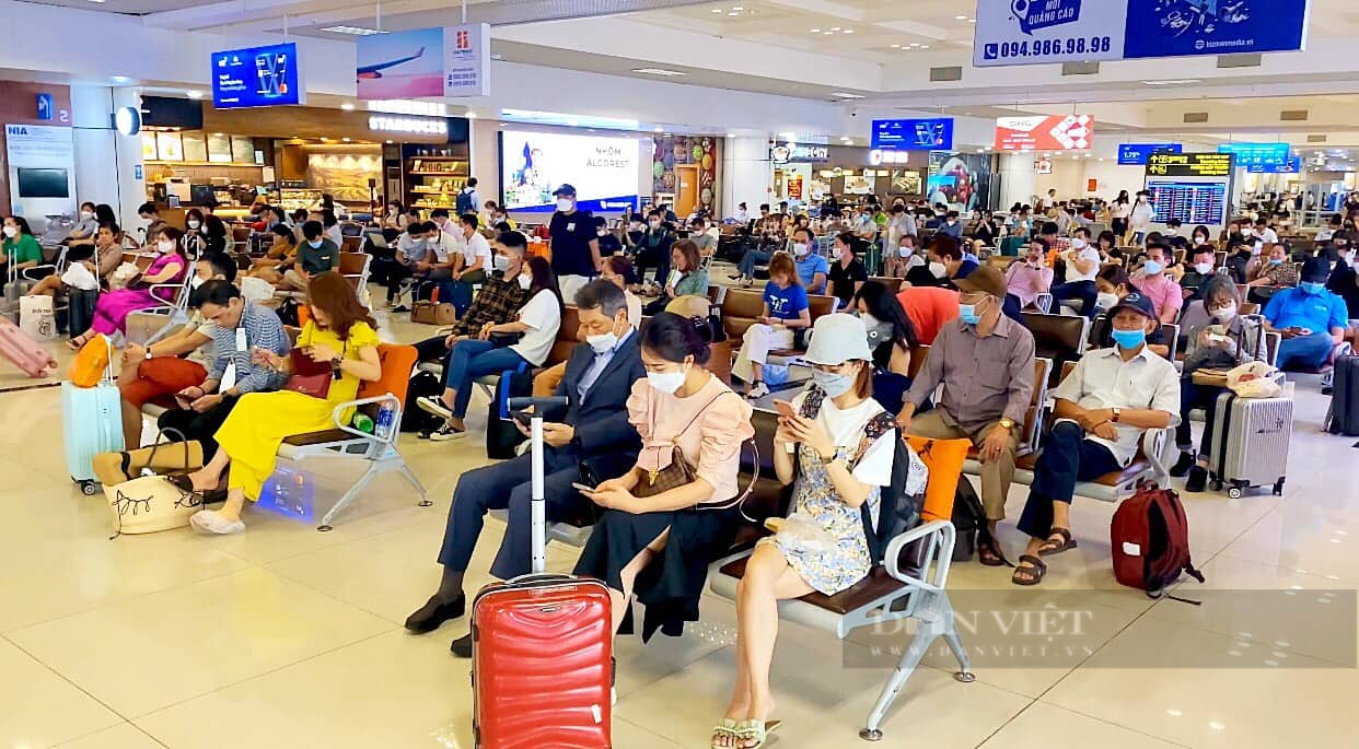 After the holiday April 30 - May 1: Visitors to Noi Bai airport increased - Photo 1.