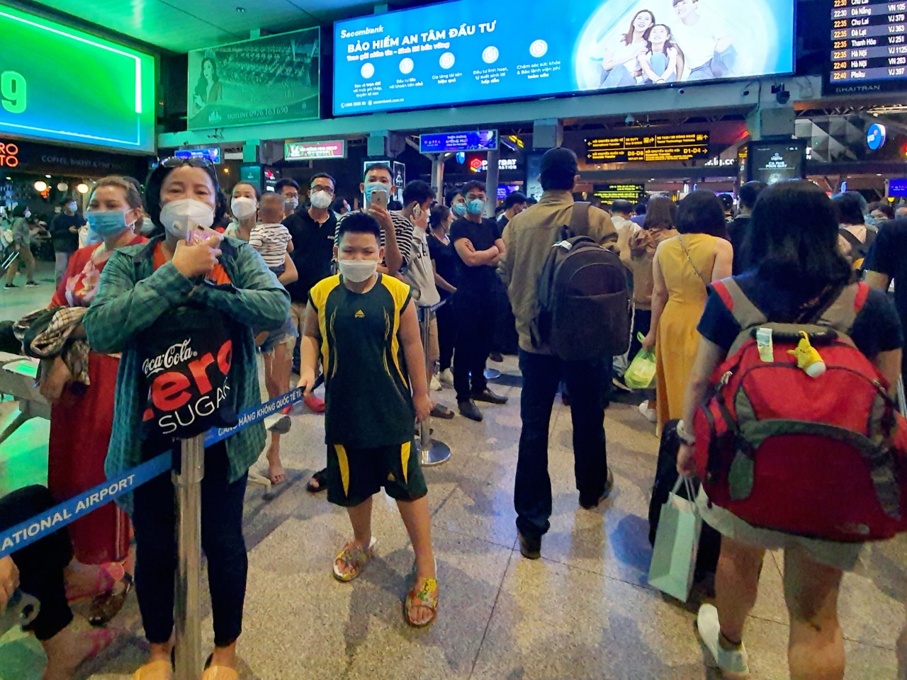 Sân bay Tân Sơn Nhất khuyến cáo hành khách chủ động đặt xe để tránh chờ lâu - Ảnh 2.