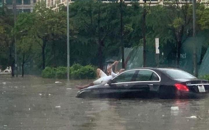 Hàng loạt xe ô tô bị ngập nước sau mưa lớn ở Hà Nội, quy định bồi thường thế nào?