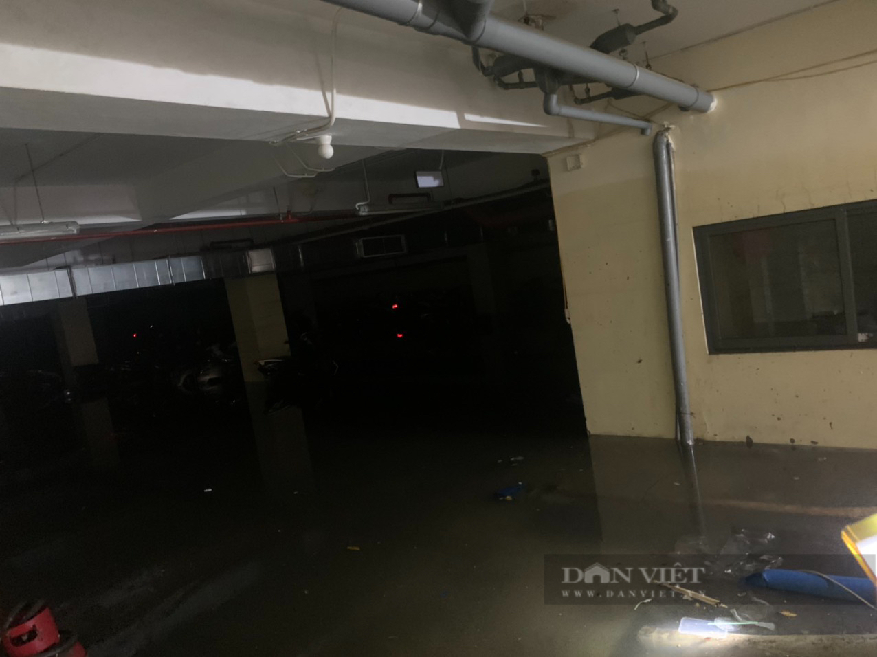 Hà Nội: Nhiều xe máy “ngụp lặn” trong biển nước ở tầng hầm tòa nhà - Ảnh 2.