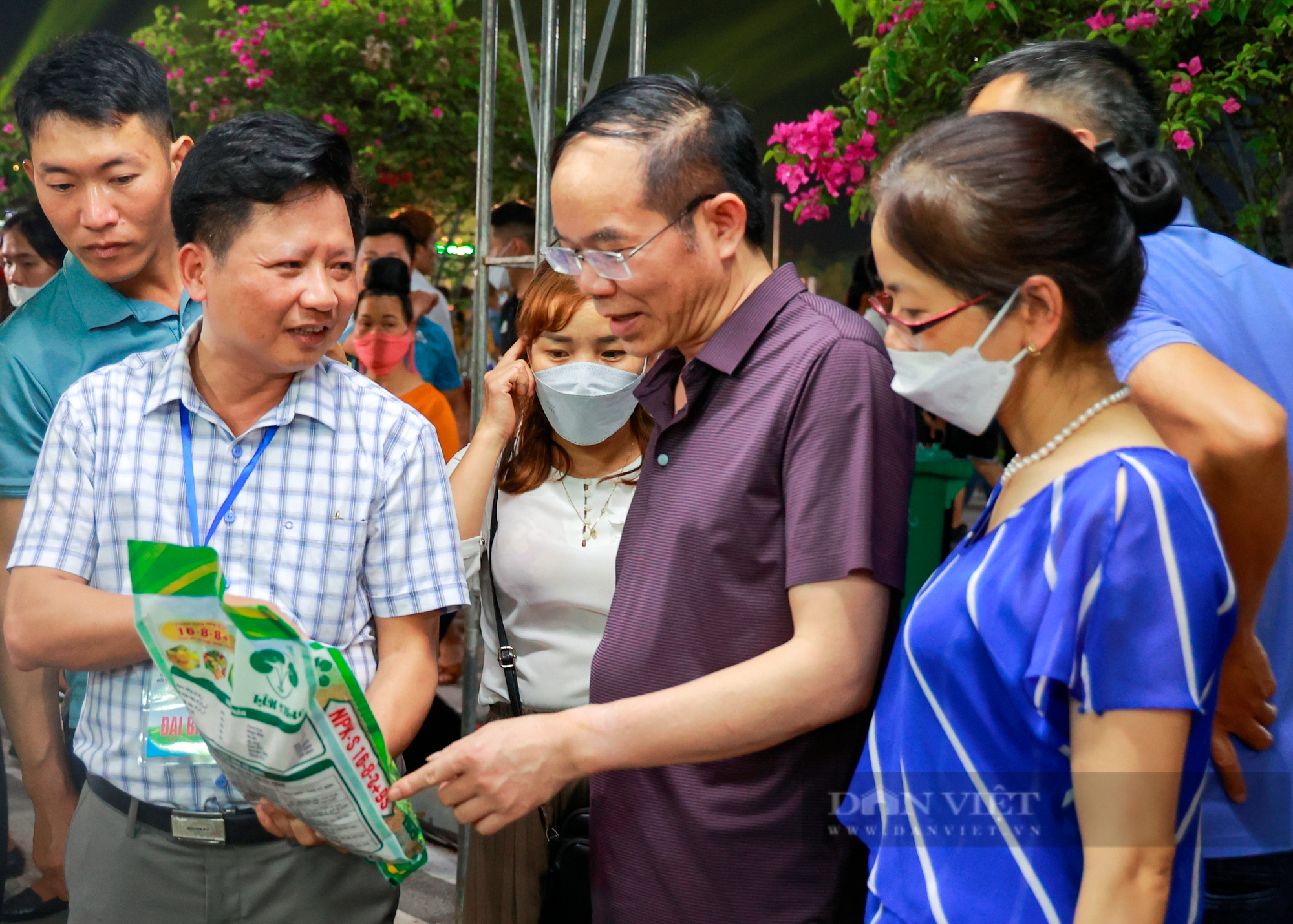 Nông dân ấn tượng với sản phẩm phân &quot;3 nhành cọ xanh&quot; tại Festival trái cây và sản phẩm OCOP Việt Nam 2022 - Ảnh 1.