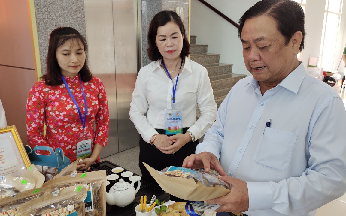 Đi thăm gian hàng nông sản, Bộ trưởng Lê Minh Hoan gợi ý chia đôi túi cá, lợi nhuận tăng gấp 2-3 lần