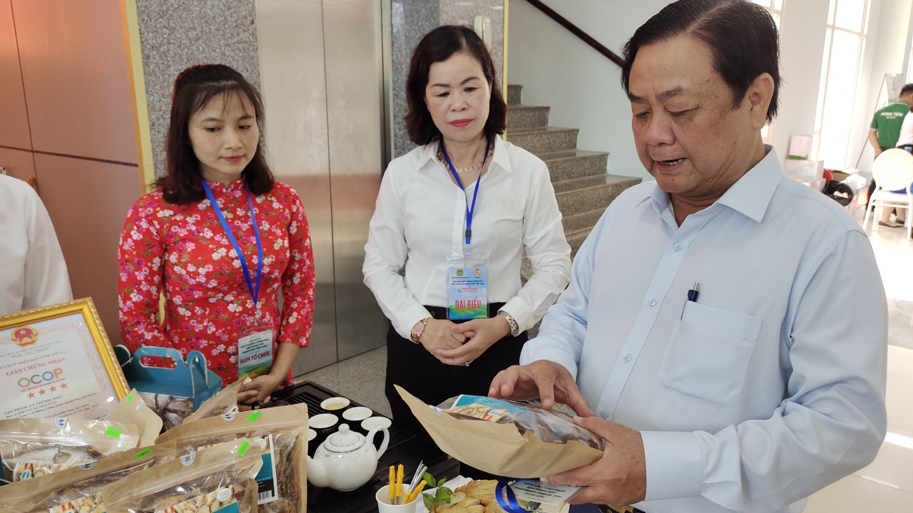 Đi thăm gian hàng nông sản, Bộ trưởng Lê Minh Hoan gợi ý chia đôi túi cá, lợi nhuận sẽ tăng gấp 2-3 lần - Ảnh 2.
