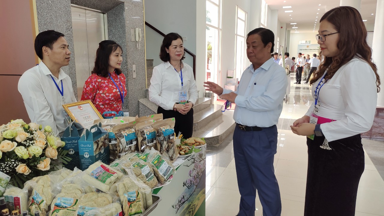 Đi thăm gian hàng nông sản, Bộ trưởng Lê Minh Hoan gợi ý chia đôi túi cá, lợi nhuận sẽ tăng gấp 2-3 lần - Ảnh 1.