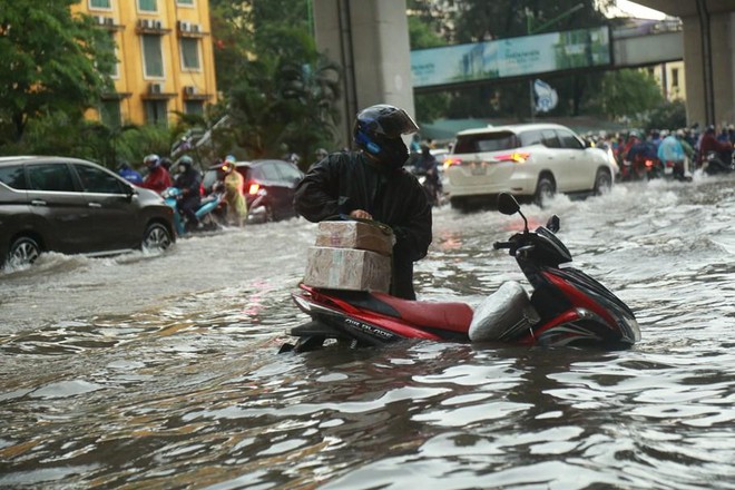 Lại cảnh báo mưa dông trên khu vực Hà Nội - Ảnh 1.