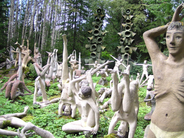 Scary park with hundreds of statues with real human teeth - Photo 1.