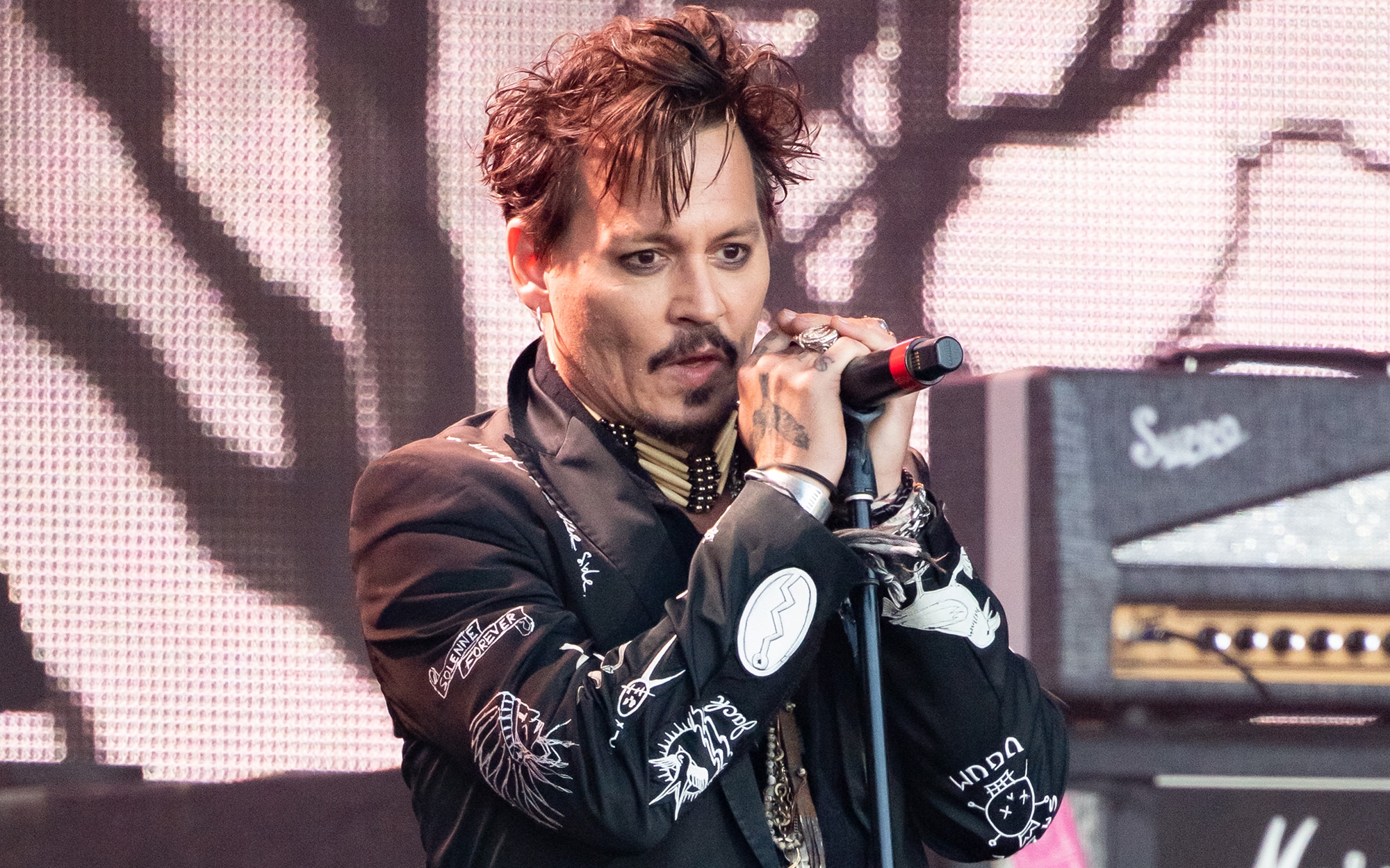 Johnny Depp sings on stage in the middle of a “storm” of lawsuits