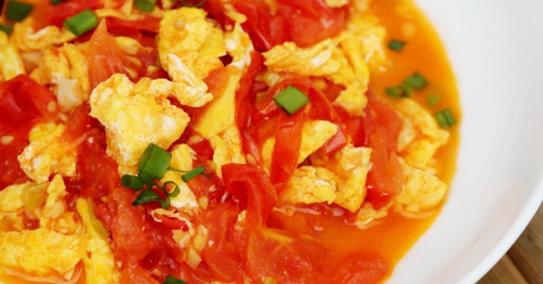 Make tomato scrambled eggs, put eggs or tomatoes first, many people do it wrong so it’s not delicious