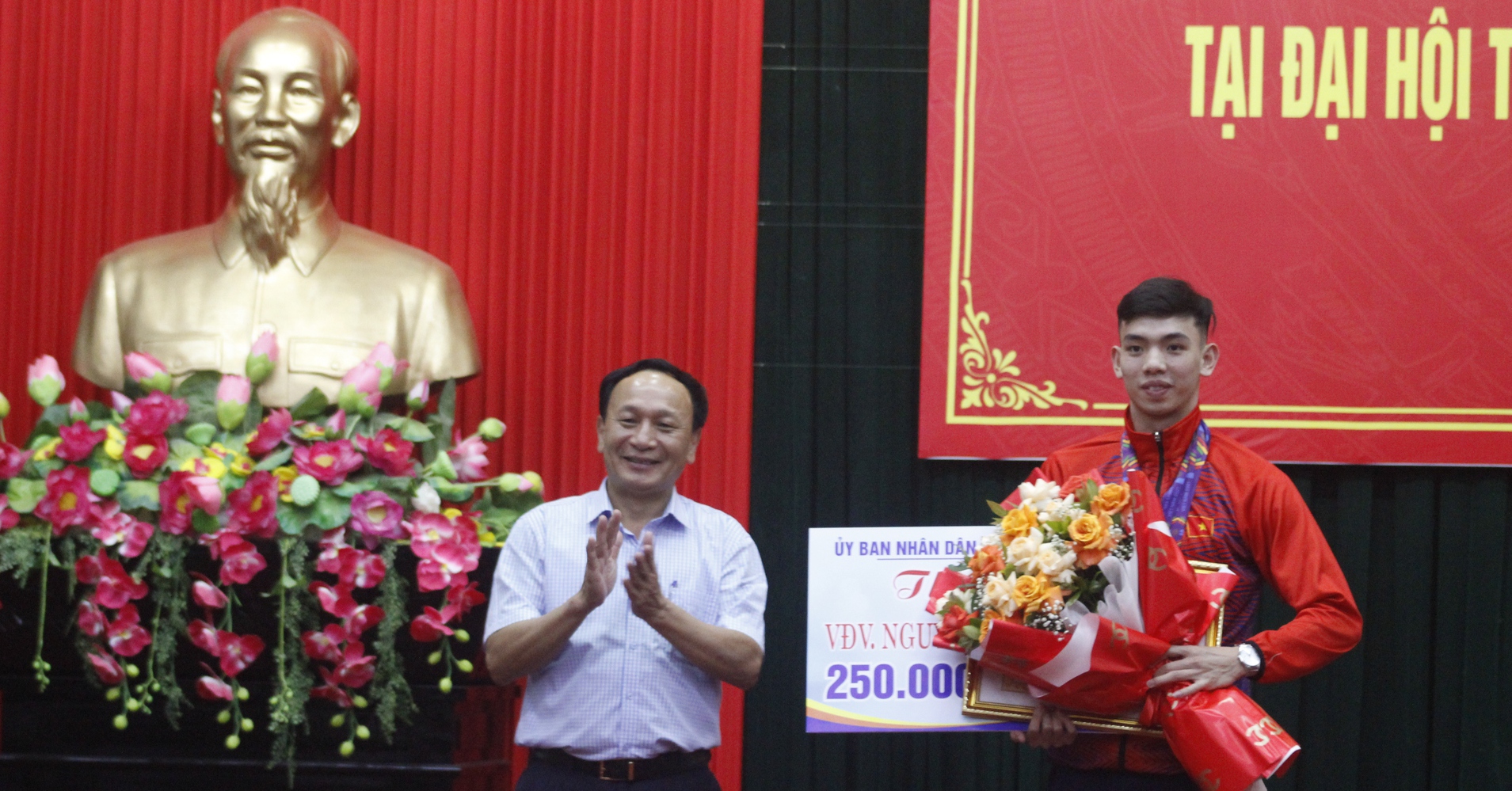 “Sword fisherman” Nguyen Huy Hoang received a big reward from Quang Binh province