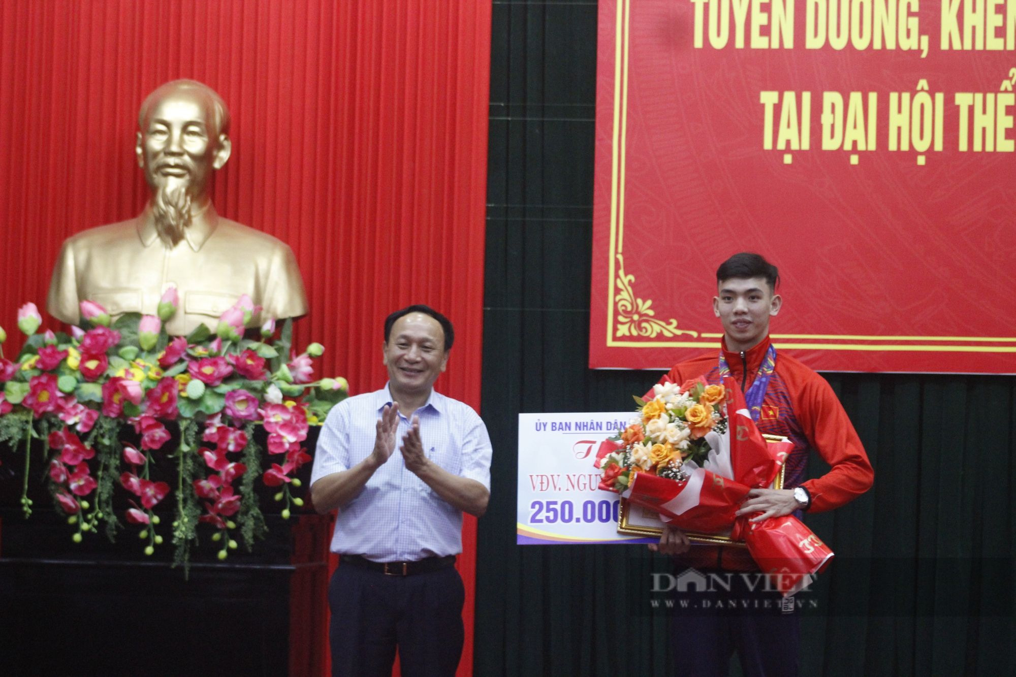 Trở về từ SEA Games 31, kình ngư Nguyễn Huy Hoàng cùng nhiều VĐV ở Quảng Bình nhận thưởng khủng - Ảnh 1.