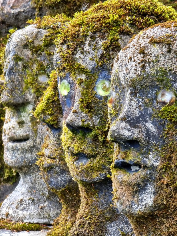 Scary park with hundreds of statues with real human teeth - Photo 3.