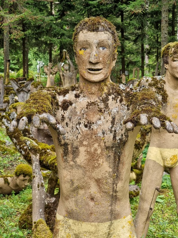 Scary park with hundreds of statues with real human teeth - Photo 5.
