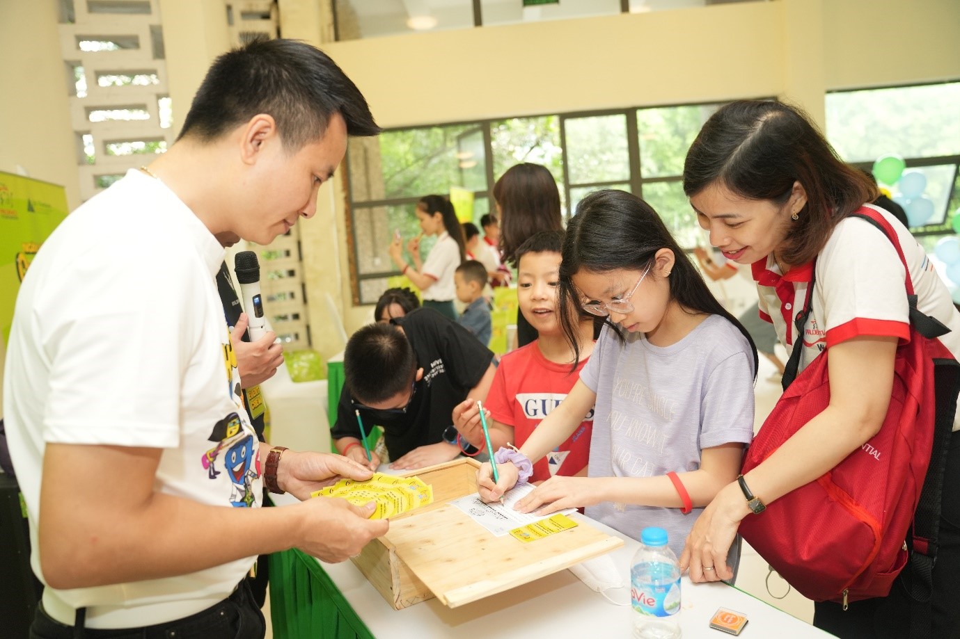 Rộn ràng Ngày hội Cha-Ching trang bị kỹ năng quản lý tiền cho trẻ em Việt Nam - Ảnh 2.