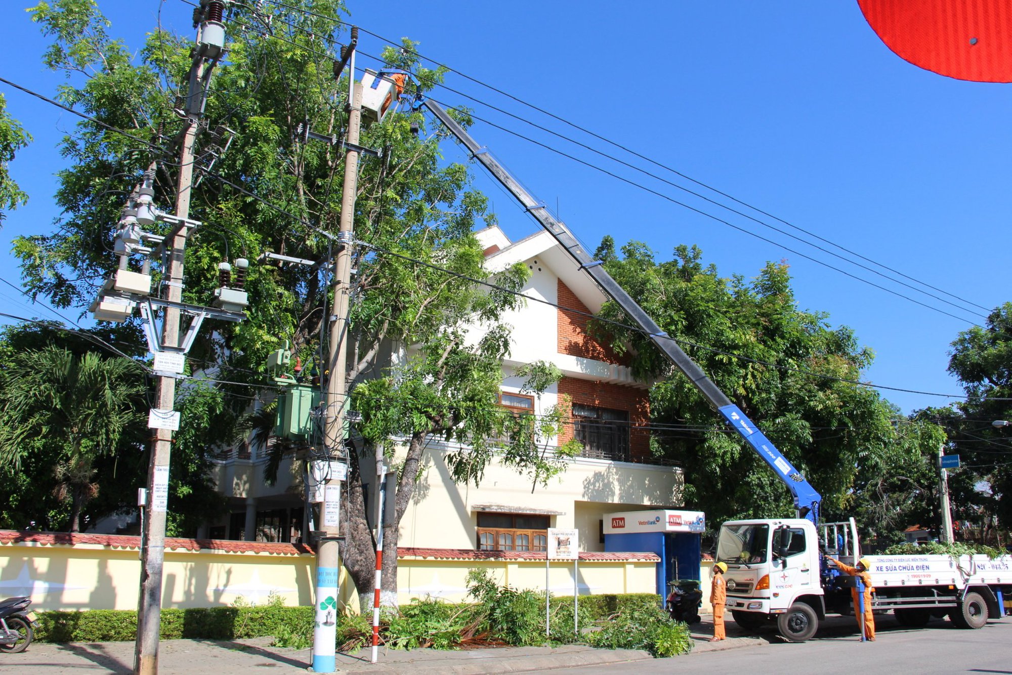 PC Kon Tum bảo đảm an toàn lưới điện trước mùa mưa bão - Ảnh 1.