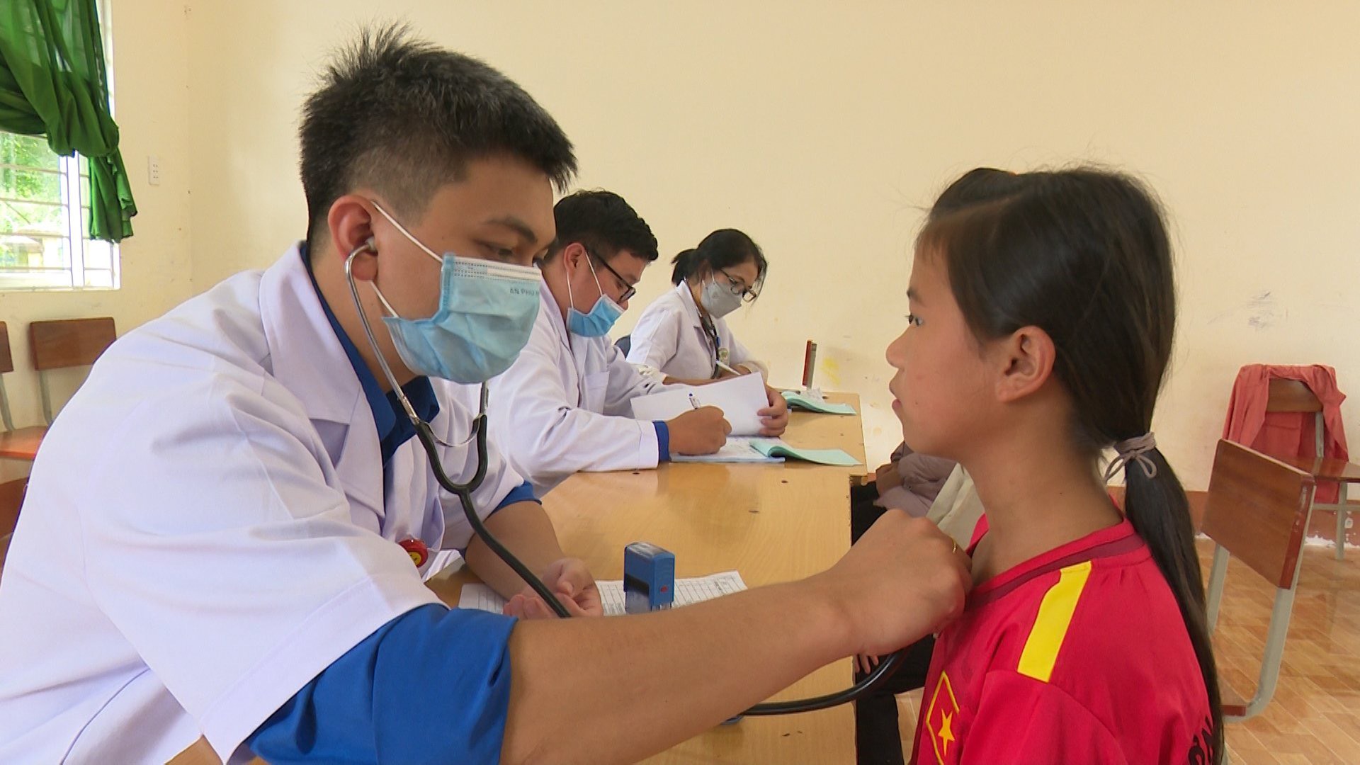 Hội thầy thuốc trẻ tỉnh Đắk Nông khám bệnh, cấp phát thuốc, tặng quà cho nhiều học sinh khó khăn - Ảnh 1.