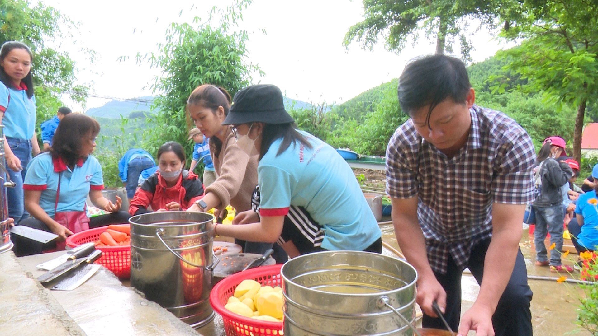 Hội thầy thuốc trẻ tỉnh Đắk Nông khám bệnh, cấp phát thuốc, tặng quà cho nhiều học sinh khó khăn - Ảnh 2.