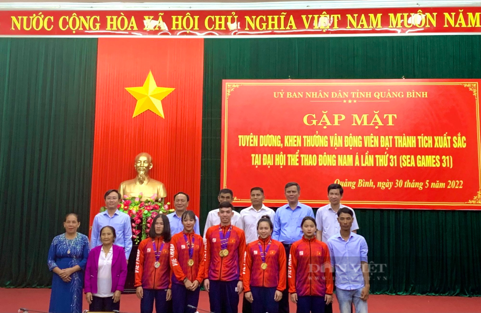 Returning from the 31st SEA Games, fisherman Nguyen Huy Hoang and many athletes in Quang Binh received a great reward - Photo 3.