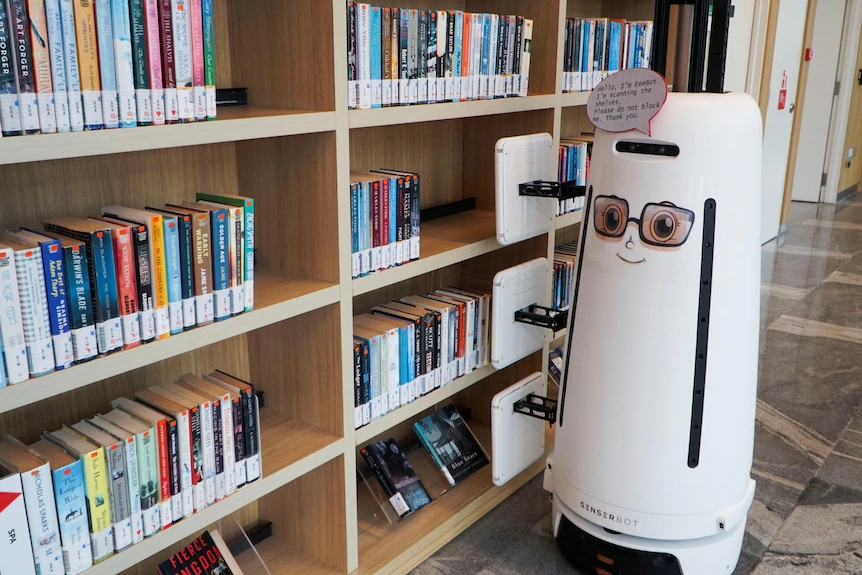 Một robot quét sách được sử dụng bởi Hội đồng Thư viện Quốc gia Singapore. Ảnh: @Reuters/ Travis Teo.