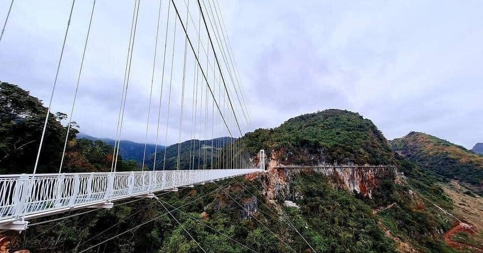 Bach Long Glass Bridge has been recognized by Guinness World Records as the world’s longest glass bridge