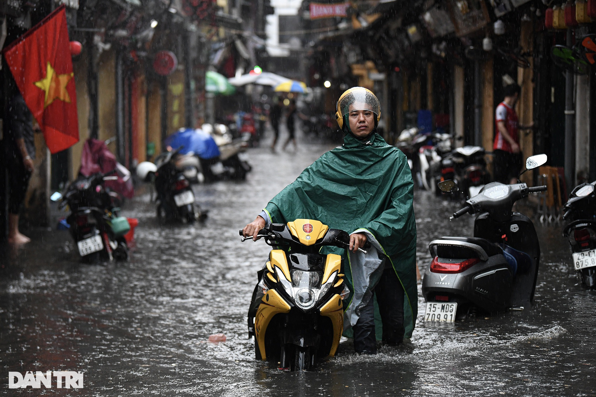 Hà Nội mưa to ngập phố: Người dân cần chú ý khi da có những triệu chứng này - Ảnh 1.