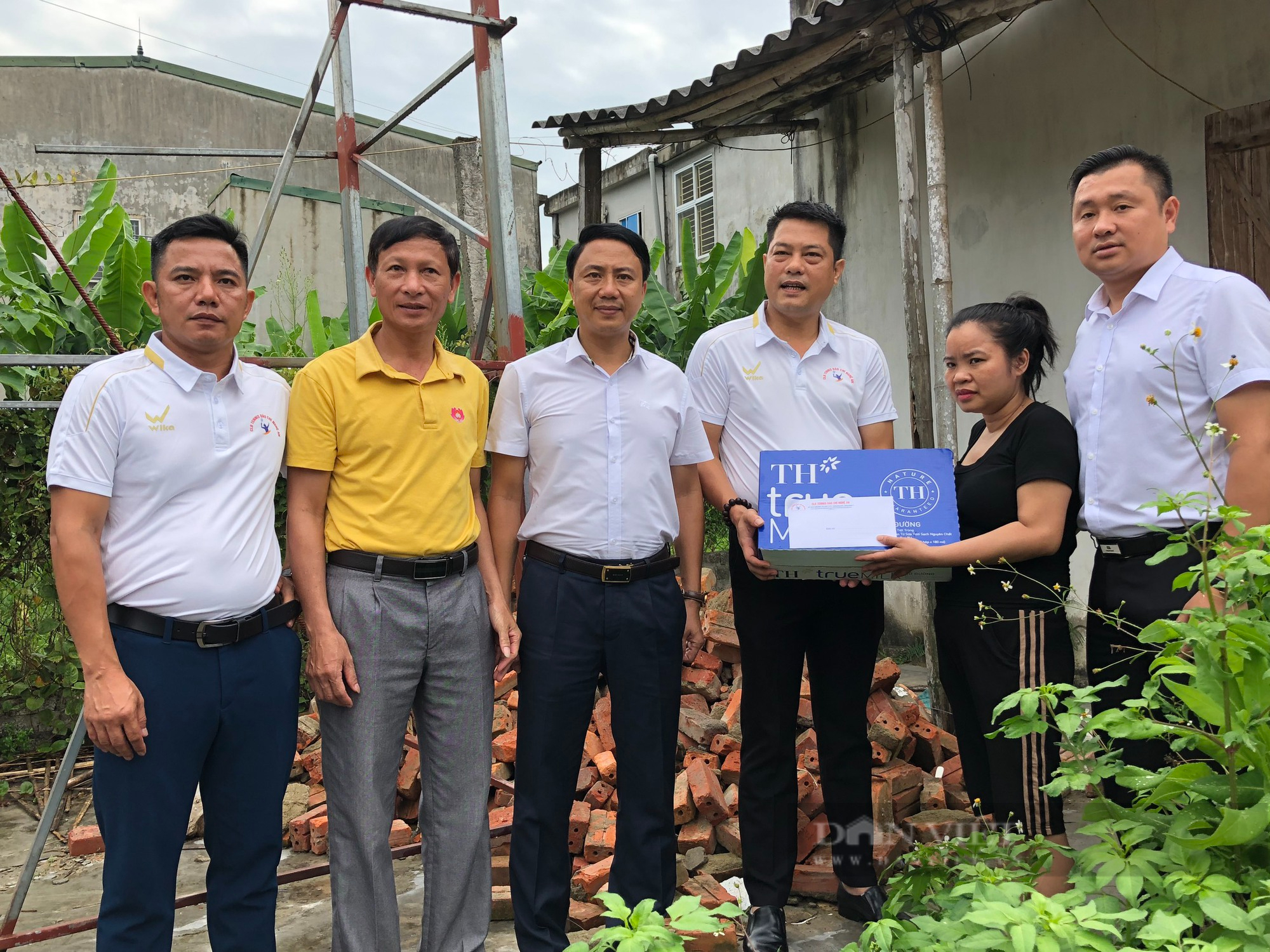 Nghe An Press Tennis Club: Giving gifts to 10 poor households on the eve of the 2nd Nghe An Press Tennis Tournament - Photo 1.